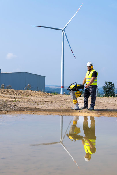 LA PREMIÈRE PILONNEUSE SUR BATTERIE DE BOMAG